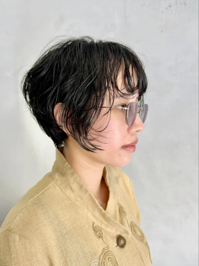 しっかり作り込んだウェーブ感というよりも、少し力の抜けた無動作さ、抜け感のあるアンニュイなカールの重なり…
ウェットな状態にスタイリング剤を揉み込んで自然乾燥でokなスタイルです。
スタイリング次第でタイトにもドライにも…その時の気分次第で 🍂🍂

#yinyan #宮崎市 #美容室 #宮崎市ヘッドスパ #宮崎市髪質改善 #四季通り#橘通東 #宮崎市白髪ぼかし#宮崎 #宮崎市パーマ #宮崎市ショート#GR