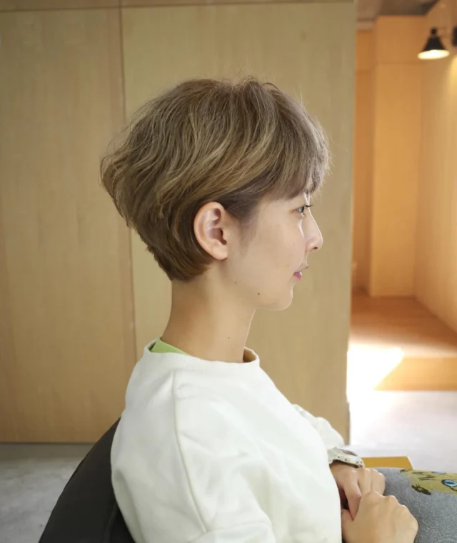 ハイトーン×ショート。くせ毛ならではの動きのある質感が柔らかさを作ります。（ブリーチ2回）
#yinyan #宮崎市 #美容室 #宮崎市ヘッドスパ #宮崎市髪質改善 #四季通り#橘通東 #宮崎市白髪ぼかし#宮崎 #宮崎市パーマ #宮崎市ショート#GR