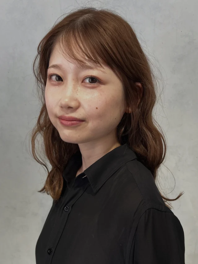 やわらかなベージュカラーと、
自然に揺れるナチュラルウェーブ。

つくり込みすぎない、
やさしい抜け感のあるスタイル。

光に透ける柔らかな質感がふとした表情も自然に見せてくれます。

#宮崎美容室 #宮崎ヘッドスパ #宮崎髪質改善 #宮崎yinyan #宮崎透明感カラー