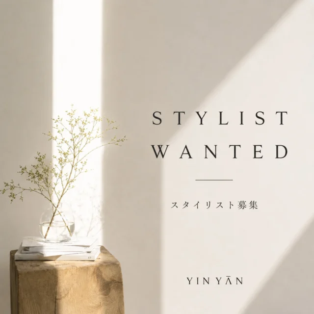 【スタイリスト募集】

〜感性と技術、どちらも育てていく場所。〜

YIN YANでは、技術だけでなく
「感受性」を育てることを大切にしています。

美しいものに触れること。
人の気持ちを想像すること。
日々の小さな変化に気づくこと。
そうした積み重ねが、美容師としての
表現力や提案力につながると考えています。

同時に、技術を磨き続けることも欠かせません。
どれだけ豊かな感性があっても、
それを形にする技術がなければお客様には届かない。

反対に、どれだけ技術が優れていても、
お客様に寄り添う感受性と
ホスピタリティが伴わなければ
本当の意味での満足やリピートは生まれません。

だから私たちは、感性も技術も、
どちらも育てていきたいと思っています。

その先にあるのは、目の前のひとりを幸せにすること。
難しいことではありません。
今日来てくださったお客様に、
心から癒されてお帰りいただくこと。
その積み重ねが、美容師としての喜びになり、
成長になると信じています。

サロンの外での時間も、あなたの仕事になる。
本を読むこと。
旅をすること。
誰かと食事をすること。
ゆっくり休むこと。

日々の経験や感じたことが、
人としての深みとなり、
美容師としての感性を豊かにしてくれます。

技術だけでもなく、感性だけでもなく——。

美容師としても、ひとりの人としても、
豊かに成長していける場所でありたいと思っています。

そんな想いに共感してくださる方との出会いを
楽しみにしています。

→詳しくは「リクルート」ページをご覧下さい。

#宮崎美容室 #宮崎美容室求人 #宮崎市美容室求人 #宮崎yinyan